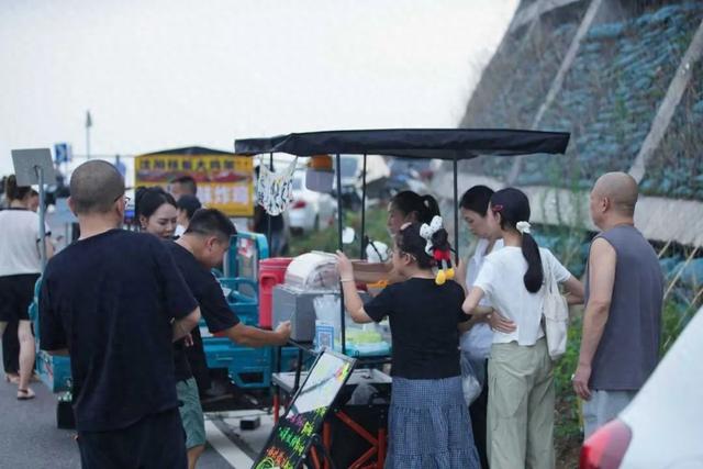 “天曌山”露天食堂，夏夜浪漫，无需在城！#清凉广元#