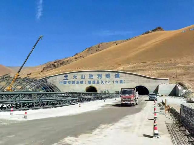 天山腹地，20分钟穿越千年！世界最长高速隧道引爆新疆旅游热