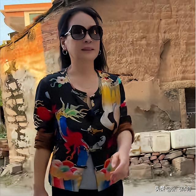 赖昌星妻子曾明娜现状，独居3000平老宅，做饭弄花草活成人生赢家