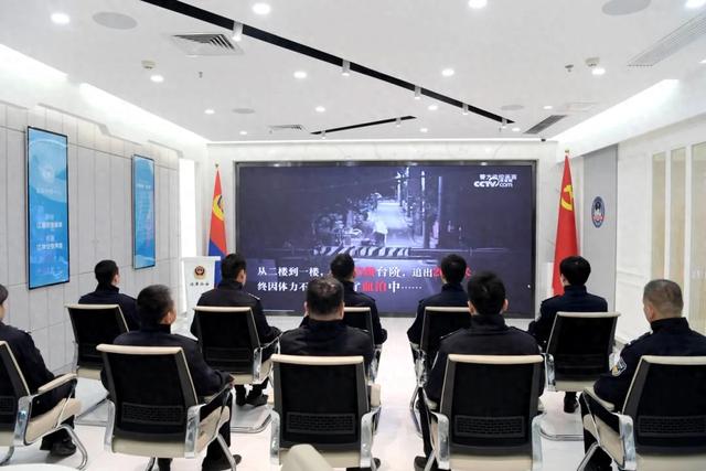 歌词是金色的盾牌英雄的情怀,歌名叫什么？（春天的铭记）