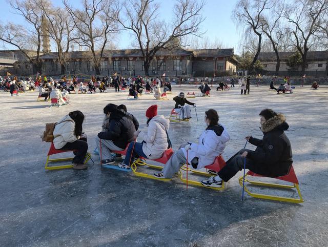 圆明园冰场开了，欢声笑语洒满冰面