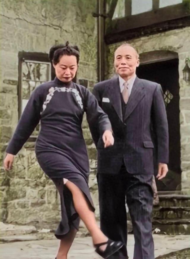 1966年75岁李宗仁和27岁妻子在寓所合影，相差近五十岁，恩爱无比