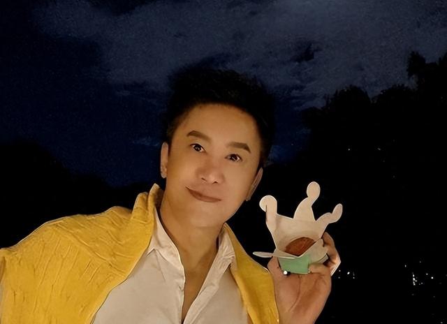 他8次上春晚	，作死被捕入狱，如今56岁无人问津，沦落到四处走穴