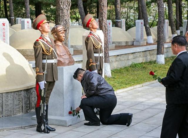 金正恩单膝跪地，悼念毛岸英，3大信号很明确，中朝友谊不容挑战