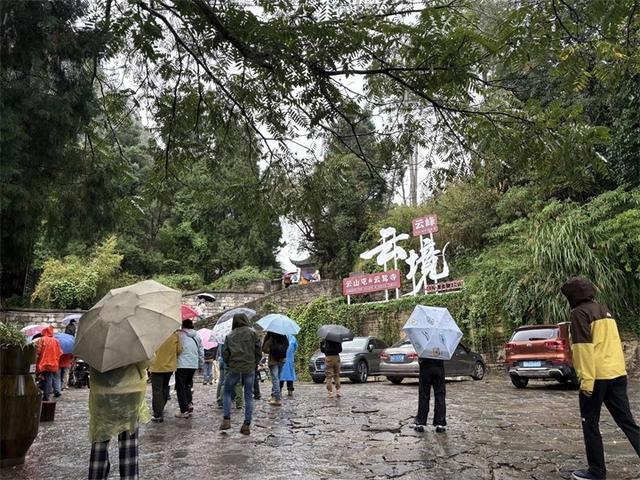 霞客之路·贵州首届山地徒步大会在云峰屯堡举行