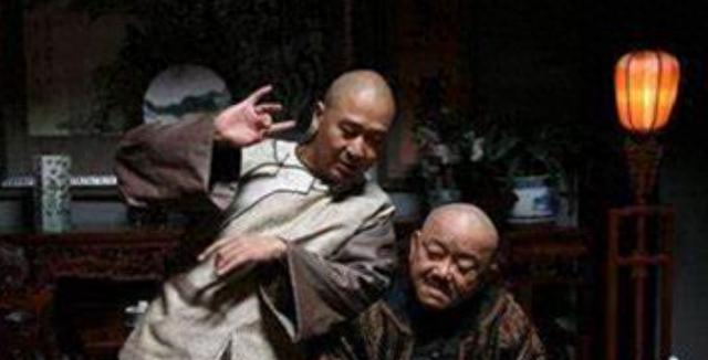 和珅出上联：三斤四两五花肉，纪晓岚对出下联，和珅吓得当场下跪