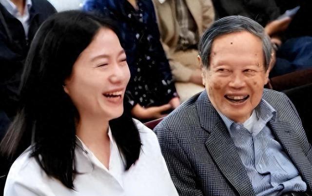 事实证明，49岁无儿无女的翁帆，早被杨振宁安排好了退路