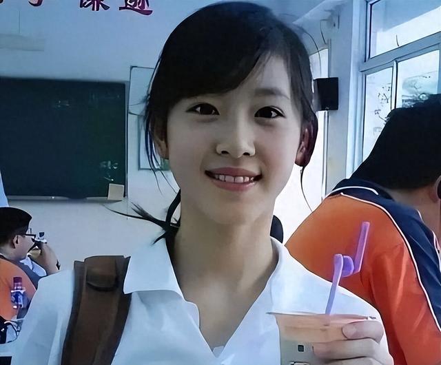 31岁章泽天伦敦看展，胃部凸起，衣服满是褶皱，牙齿影响美感