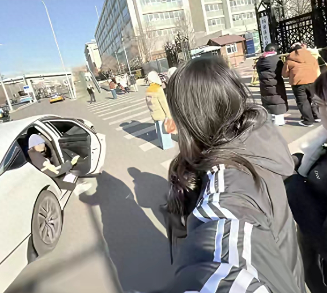 全红婵现身国家体育总局，长发造型美出新高度，陈若琳这次没来接