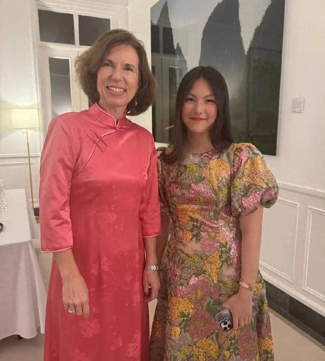 李湘母女到大使馆参加晚宴，15岁王诗龄身材好胖，拿着橙汁去敬酒