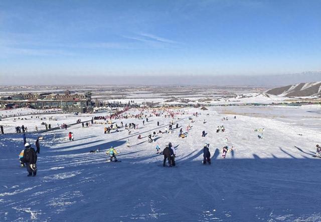 丝绸之路滑雪场人山人海，排队三小时买票，归还装备又等两小时