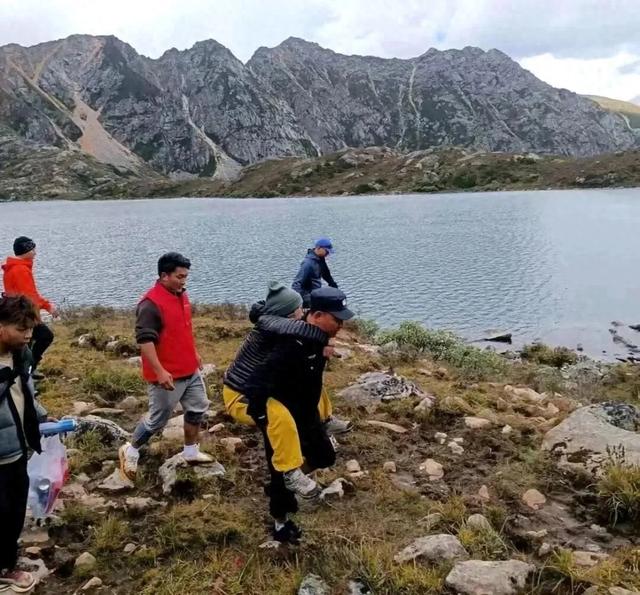 徒步遇险，“旅游搭子”跑路违法吗？