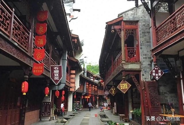 8年烧光50个亿！从人满为患到无人问津，全国古镇为啥批量倒闭？