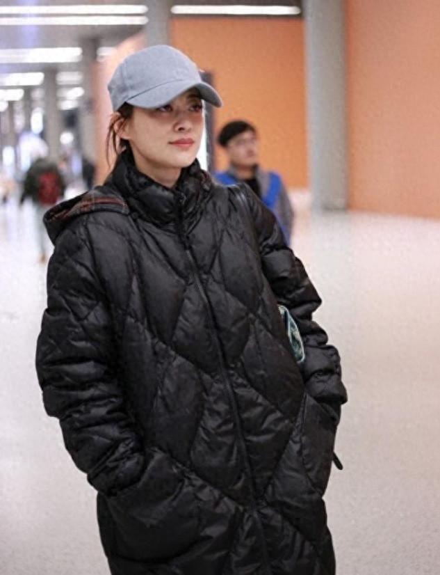 看了梅婷的穿搭，我悟了：羽绒服不配半身裙	、高跟鞋	，更高级惊艳