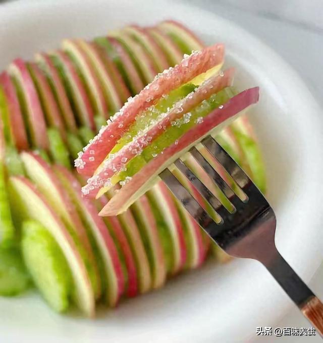 火锅水果怎么吃好吃又简单（救命苹果黄瓜才是解腻王者3步搞定）