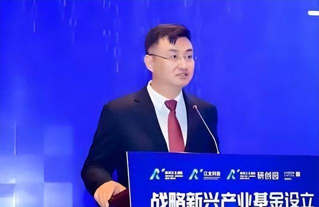 年薪600万华为高管，美公民身份被扒，带13人窃密，下场大快人心