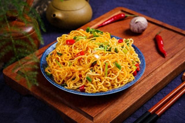 方便面怎么泡好吃方便面怎么泡（泡面的神仙吃法零厨艺也能做出超赞凉拌方便面）