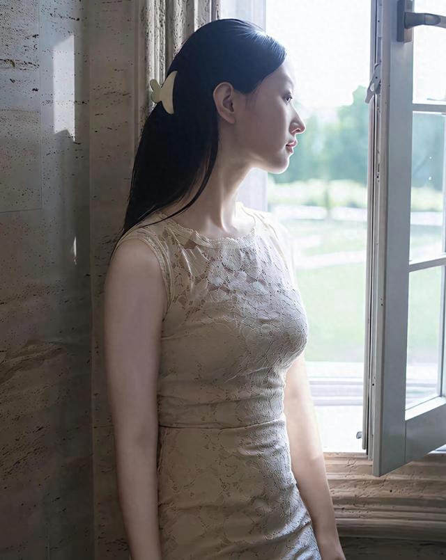 撩不论多大的女人，只要她肢体出现这四个反应，表示“我愿意”