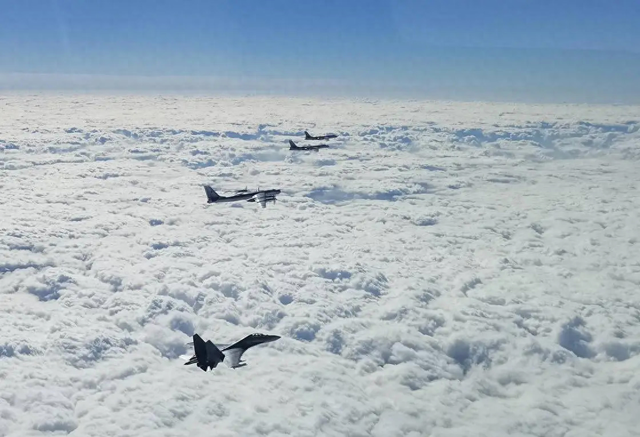 高市还没踏上访美飞机，美日突然联手派兵，决不许中国改变现状？