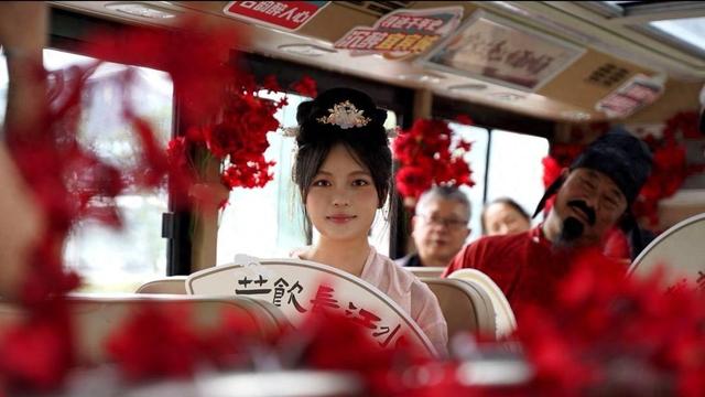 “五一”首日乐翻天！“李白”开双层观光巴士，载乘客“穿越”酒都宜宾
