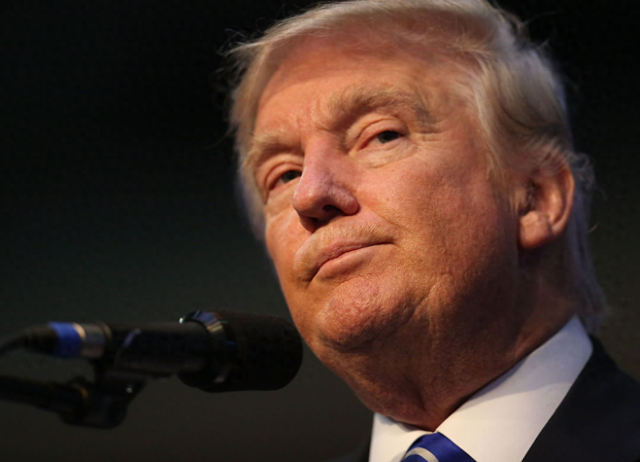 英伟达交 15%“保护费”，苹果送金摆件！特朗普咋总薅科技羊毛？