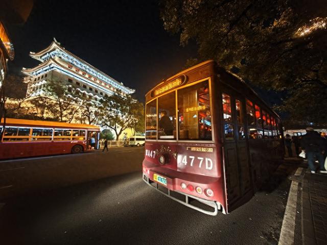 夜游中轴线、打卡主题花坛 北京秋季观光巴士线路焕新