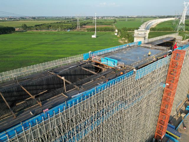 平漯周高铁首座涉铁连续梁0号块浇筑完成