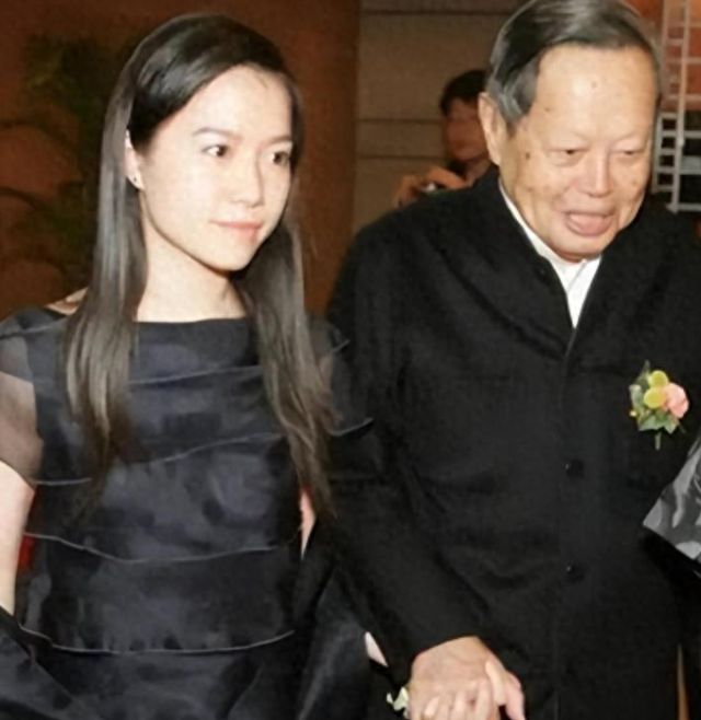 杨振宁离世前状态曝光！曾摔倒致脊柱骨裂住进医院，翁帆早有察觉