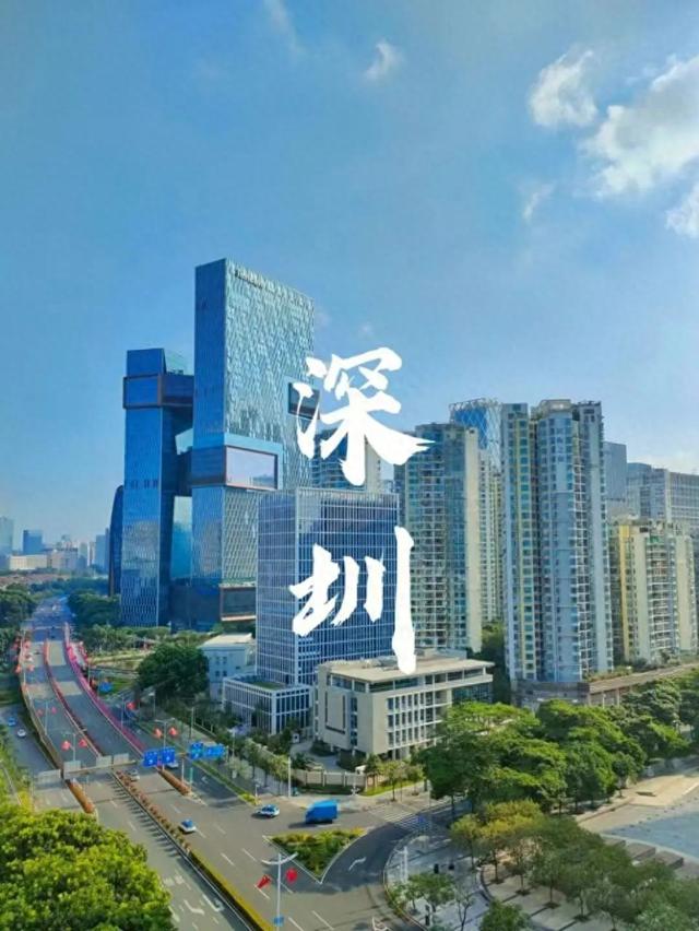 深圳机器人警察火了！陪大爷聊半小时，大爷：比我儿子还听话