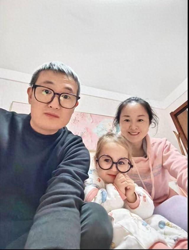 江苏夫妻生出金发碧眼女儿，斯拉夫太爷爷基因“返场”！妈妈：一岁后才看出蓝眼长睫毛
