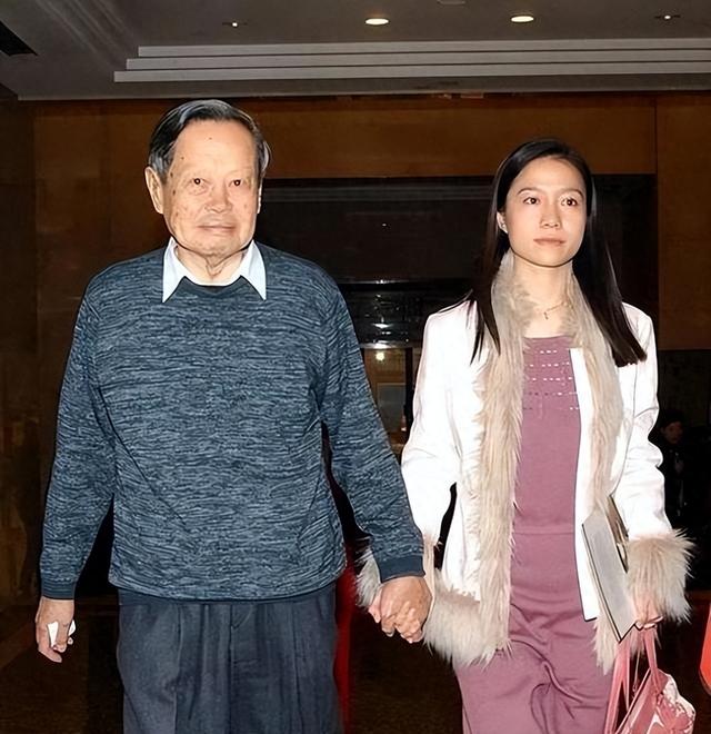 翁帆也没想到，丈夫杨振宁去世后，竟因生前一个举动再次口碑暴涨