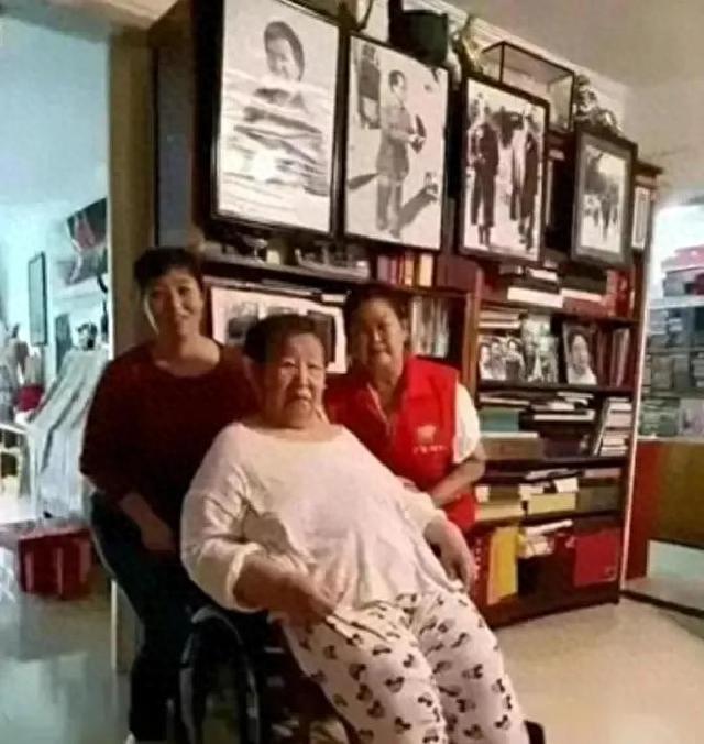 这是85岁的李讷近照，注意看她的坐姿，终于知道她为何没去纪念堂