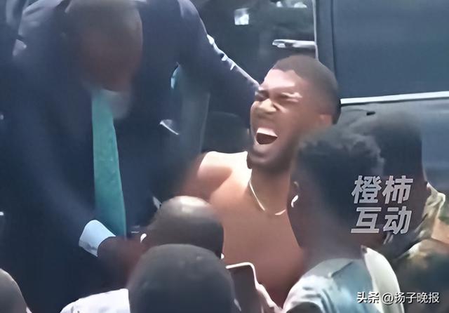 拳王约书亚遭遇严重车祸受轻伤，同车两人身亡！所乘车辆涉嫌超速行驶，撞上停路边的卡车