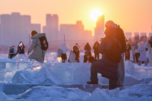 尔滨“钻石海” 浪漫赏落日