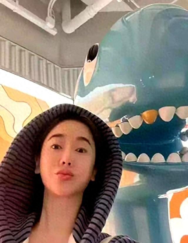48岁左小青穿瑜伽裤健身，没有一点赘肉，明星也不容易啊