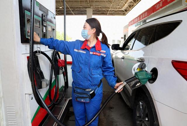 开油车的笑了，开电车的慌了？2026油电新政实锤，税费规则全变了