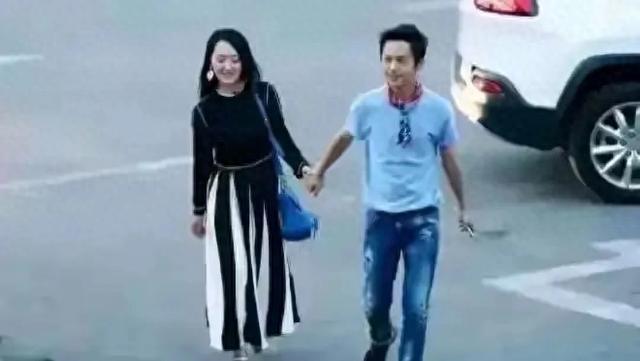 何炅和杨钰莹街头牵手 画面温馨 何炅年事已高 杨钰莹依旧美丽动人！