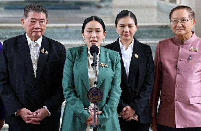 4比2，泰国最新民调出炉，佩通坦想官复原职，中方说了句公道话