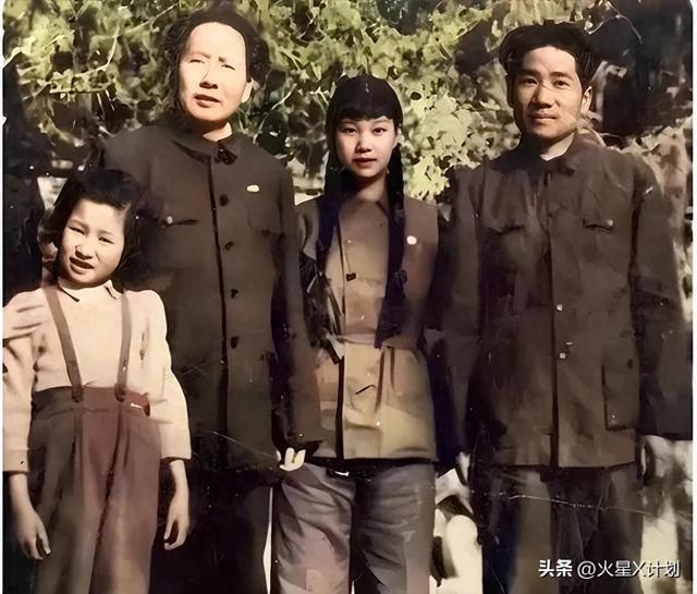 1974年，刘思齐再婚后和丈夫及孩子们的合影，满脸洋溢着幸福