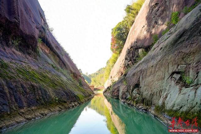 碧水丹霞藏古韵 翠江凝翠迎霞客