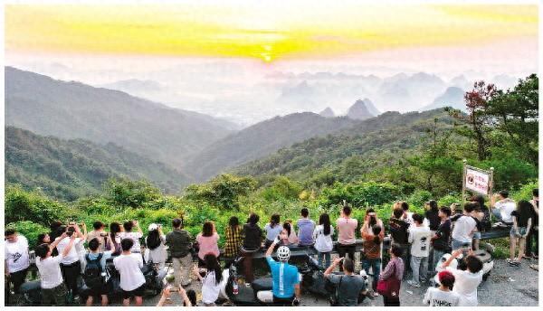 日出层峦叠 云海漫峰间