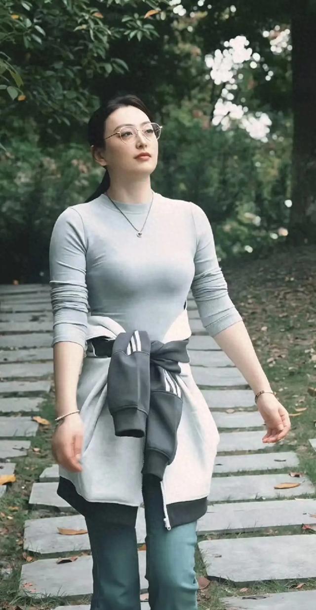 她这大体格真绝了,目测身高180,这才是无数人心中的女神形象