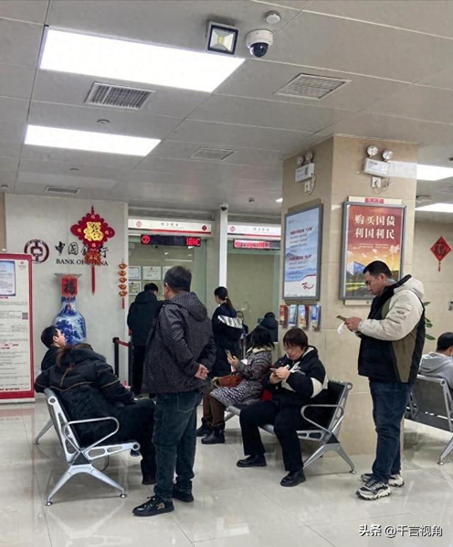 银行人员说漏嘴：明年起，手里有定期存款的人，尽量做好调整准备