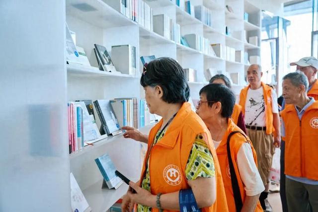 太开心了！长宁这群长者打卡“云端书店”……