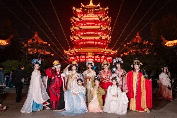 全球汉服出行日，“夜上黄鹤楼”流光溢彩