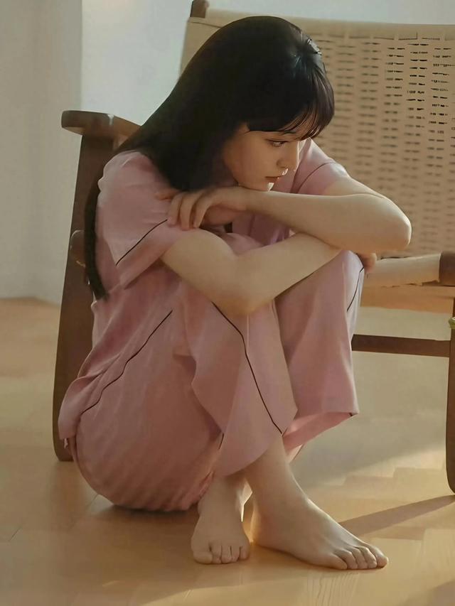 田曦薇是你的白月光吗？这么美的脚不当脚模可惜了