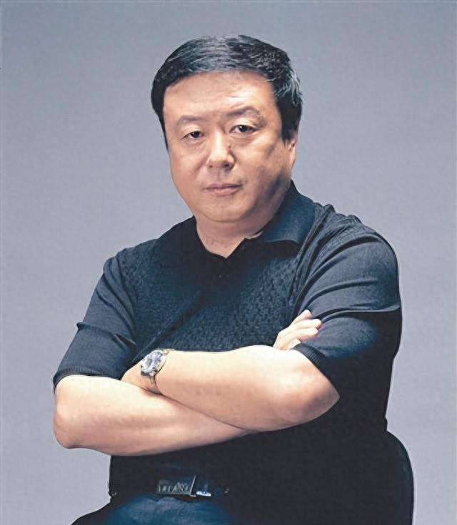 两婚两离、风流成性，64岁娶小30岁美娇妻连生两子，他人生圆满了