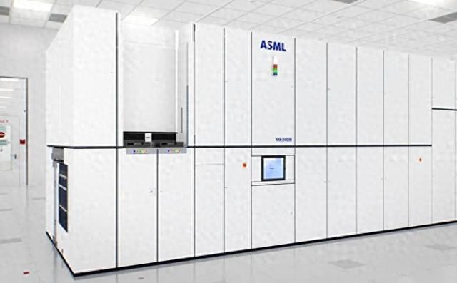 荷兰巨头ASML曾发声：中国芯片制造技术落后西方10-15年