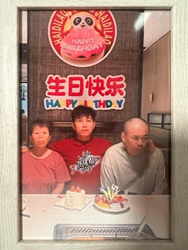 沪漂小伙带残障父母海底捞庆生 邻桌被感动默默帮买单
