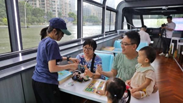 苏州河“90年代旧时光号”启航！游船变身移动城市记忆馆